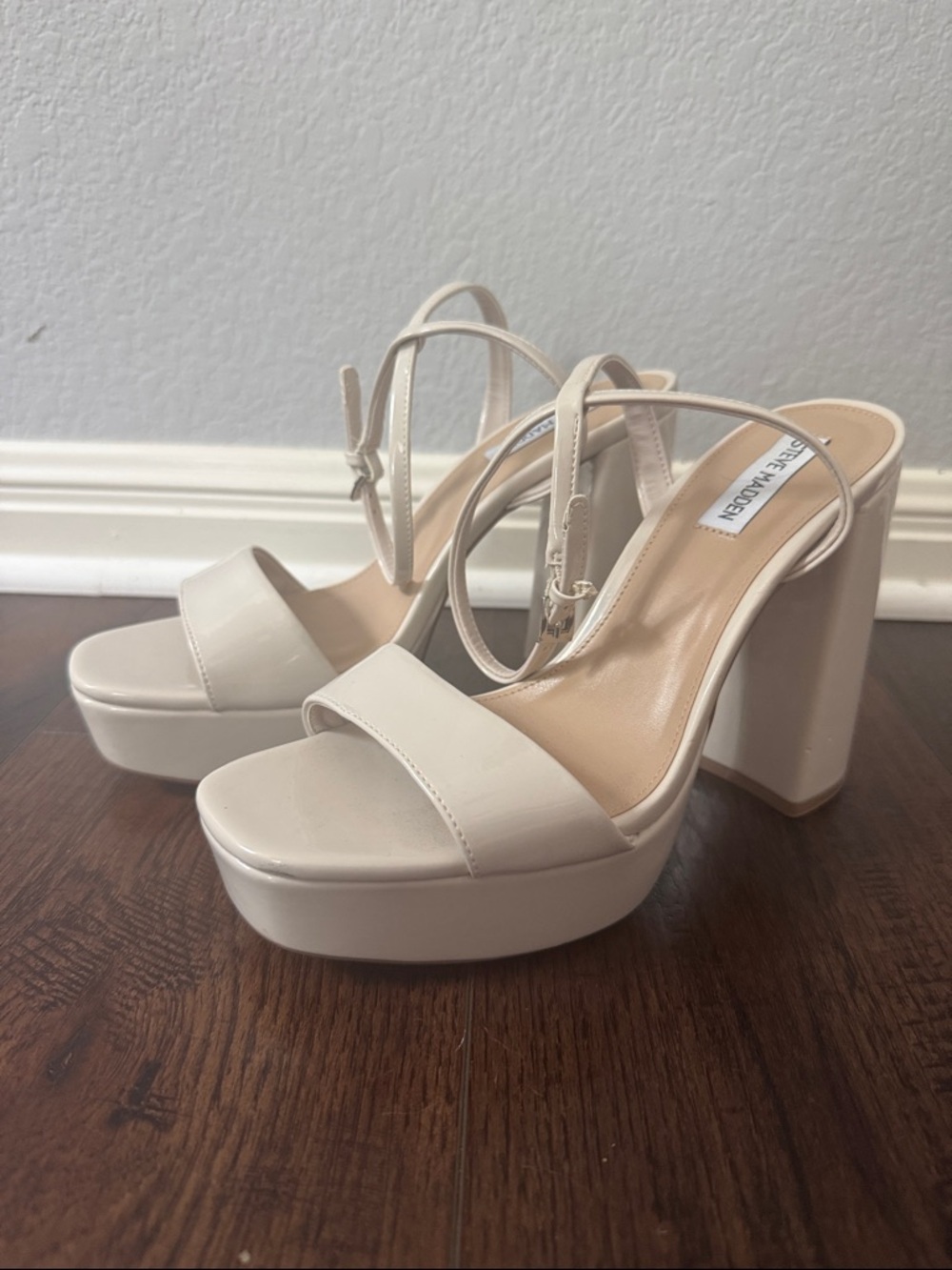 STEVE MADDEN LESSA BONE PATENT PLATFORM SANDALS OFF WHITE ANKLE STRAPS 9.5 NEW